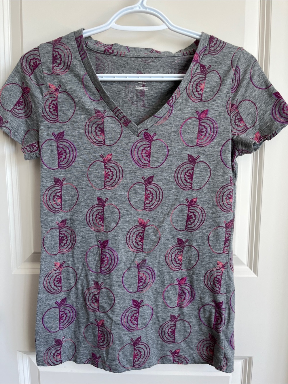Mossimo Supply Co. Gray V-Neck Tee with Pink Floral Circle Print for Women